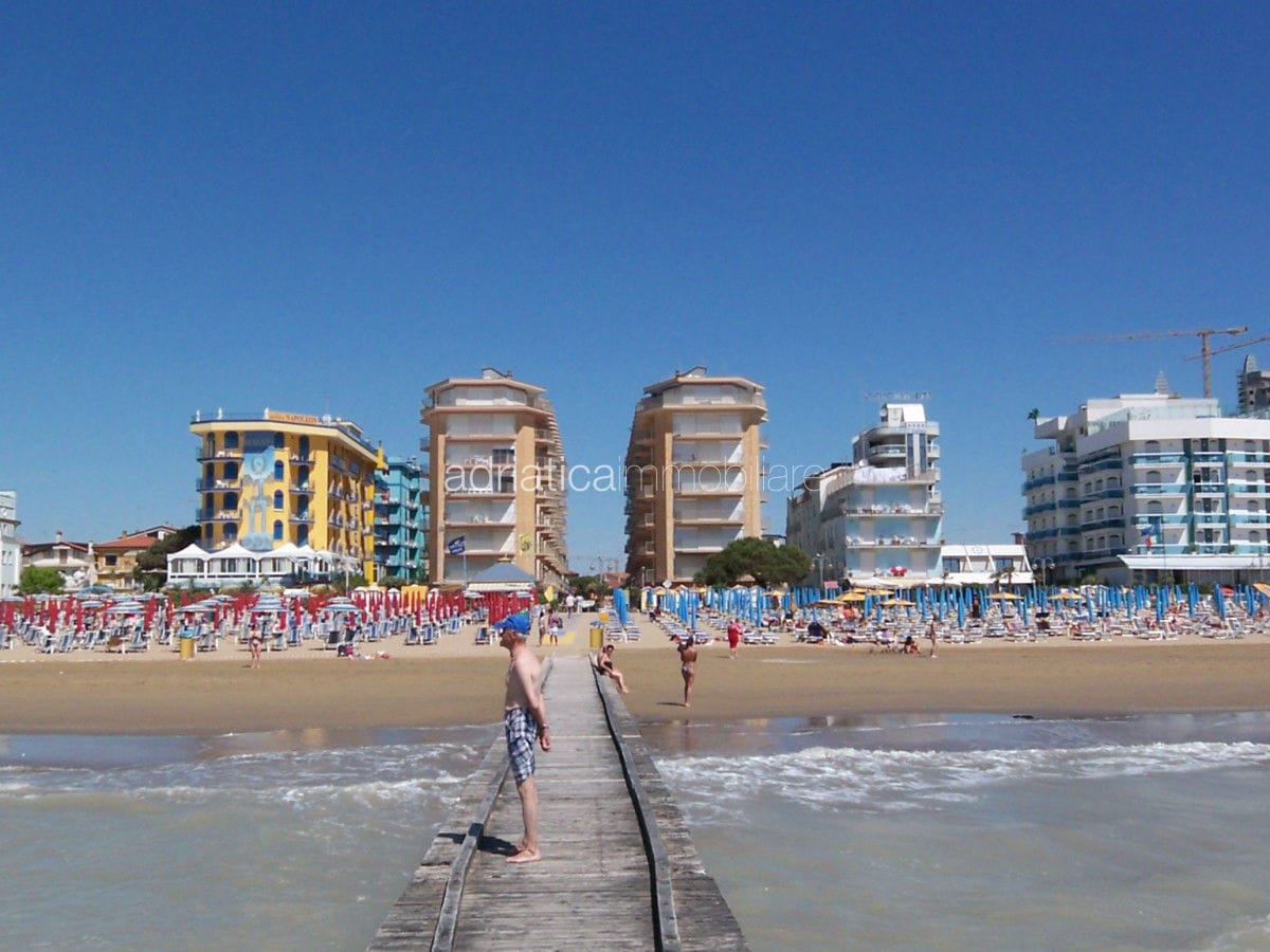 CENTRO COMMERCIALE 15 sc. 7