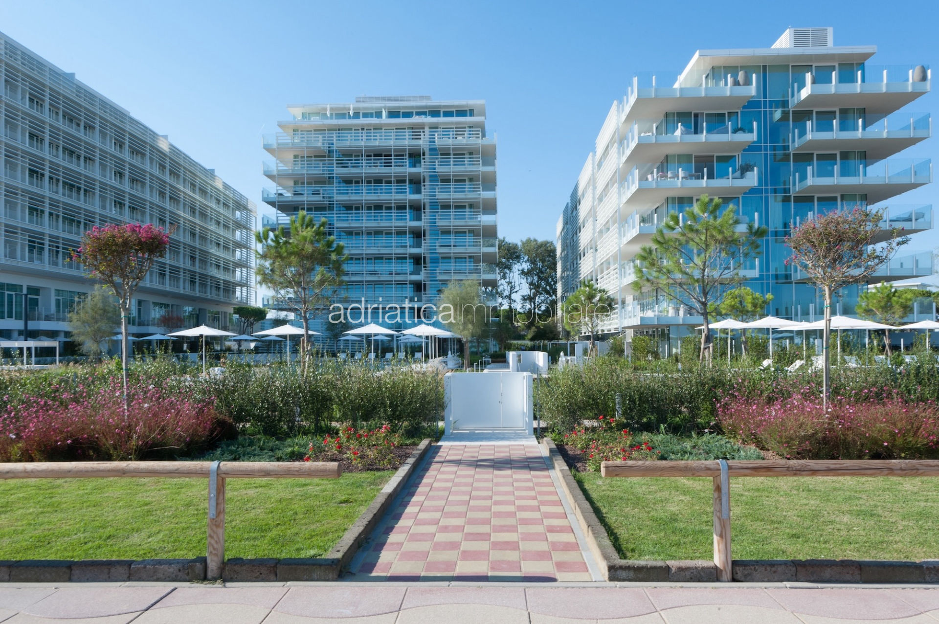 THE SUMMER HOUSES T 501 EST